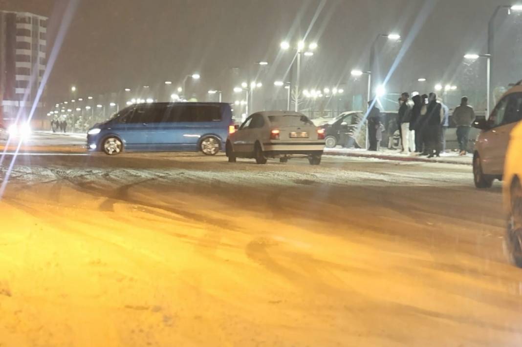 Aksaray'da tehlikeli sürüş: Karlı yolda drift attı! O anları da paylaştı! 4